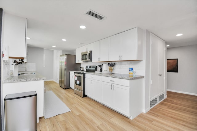 kitchen featuring a sink, visible vents, stainless steel appliances, and baseboards