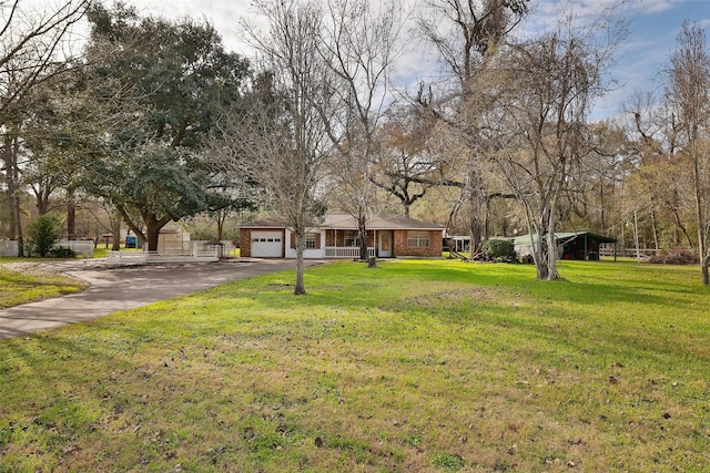 view of front of home featuring a front lawn, driveway, and a garage