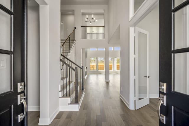 9722 Leafgate Ct, Missouri City, TX 77459 - foyer featuring an inviting chandelier, stairway, wood finished floors, and baseboards