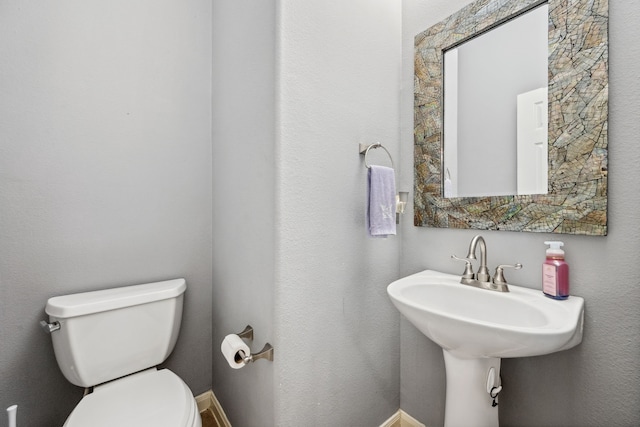 8522 E Highlands Xing, Highlands, TX 77562 - bathroom featuring toilet and baseboards