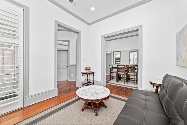 living area featuring visible vents, wood finished floors, crown molding, and recessed lighting
