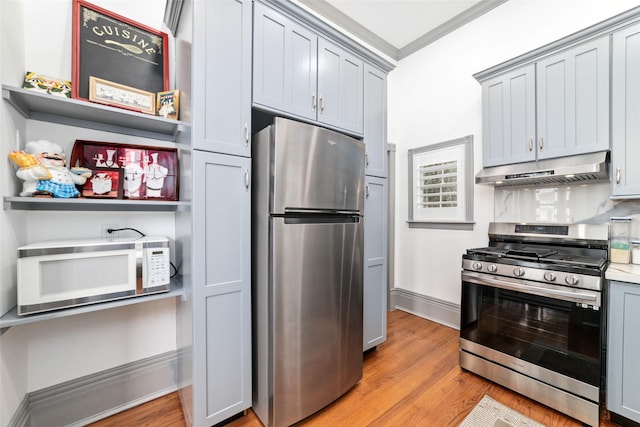 kitchen featuring light wood-style floors, stainless steel appliances, gray cabinets, and under cabinet range hood