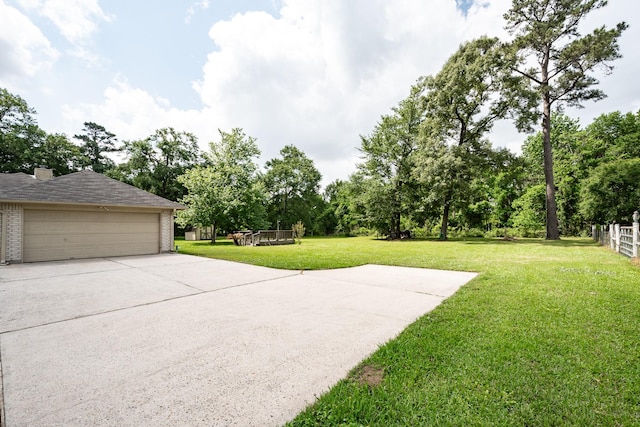 view of yard with driveway