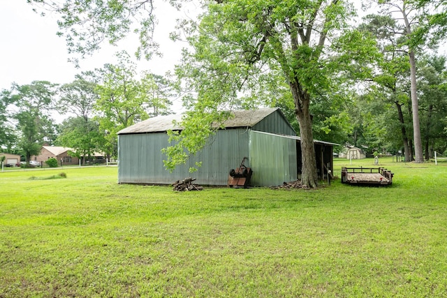view of yard featuring an outbuilding