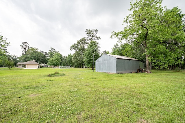 view of yard featuring a pole building and an outbuilding