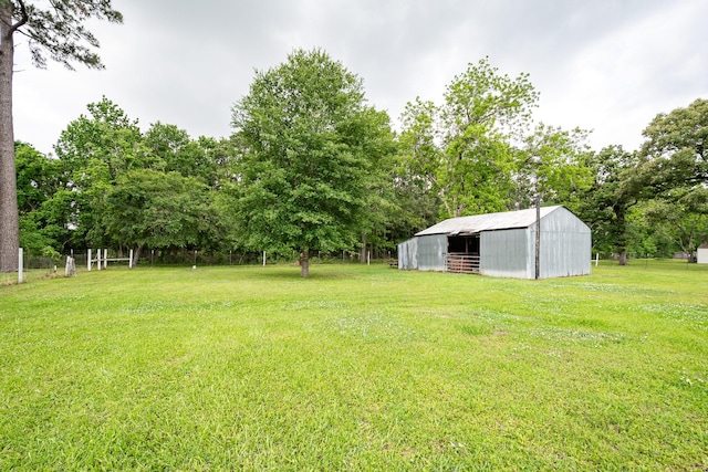 view of yard with an outbuilding