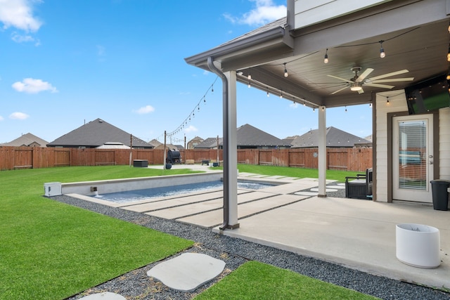 view of patio featuring a fenced backyard, a ceiling fan, and a residential view