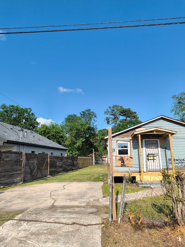 view of front of house with fence and a front yard