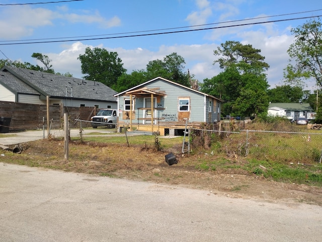 bungalow featuring a fenced front yard