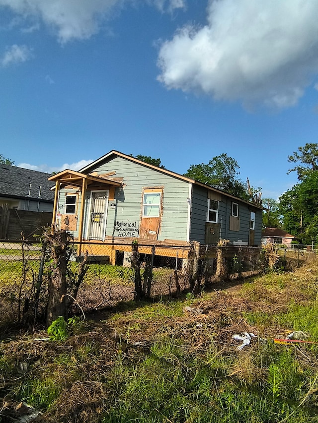manufactured / mobile home with fence private yard