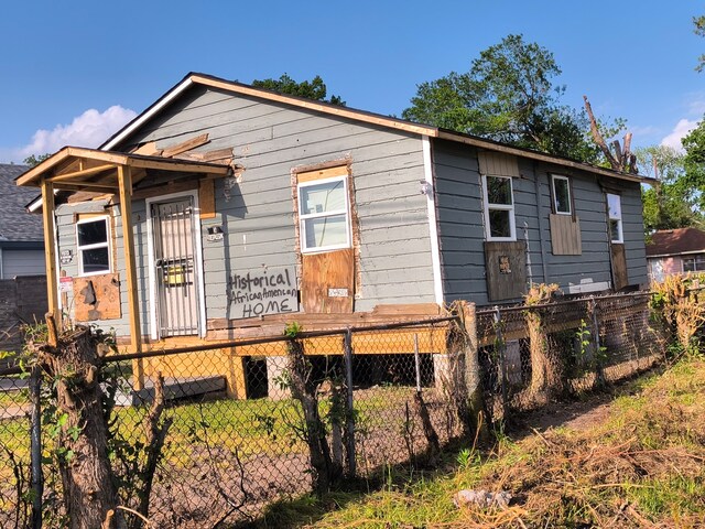 view of front facade featuring a fenced front yard