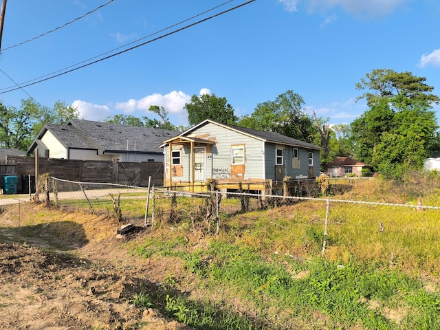view of front of property featuring fence