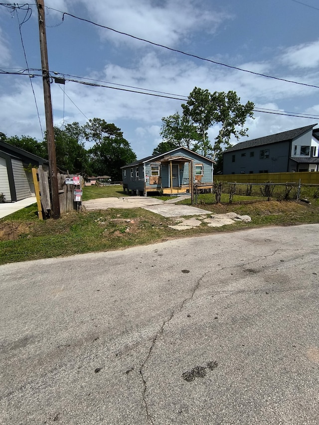 view of front of house with fence