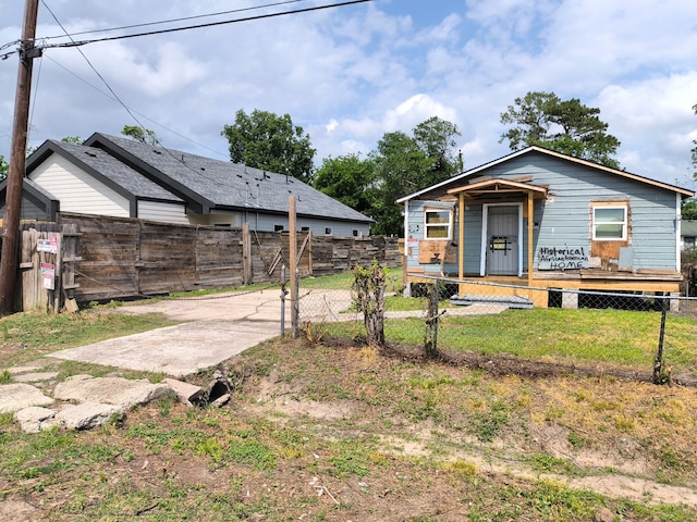 view of yard with a fenced front yard
