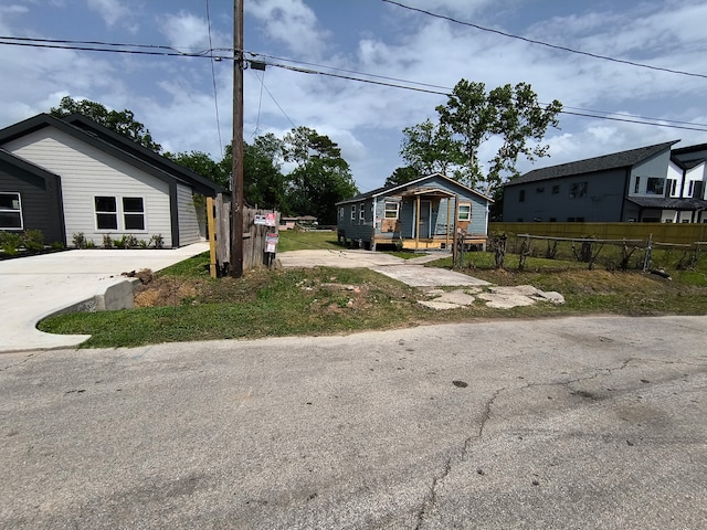 view of front of property featuring a porch and fence