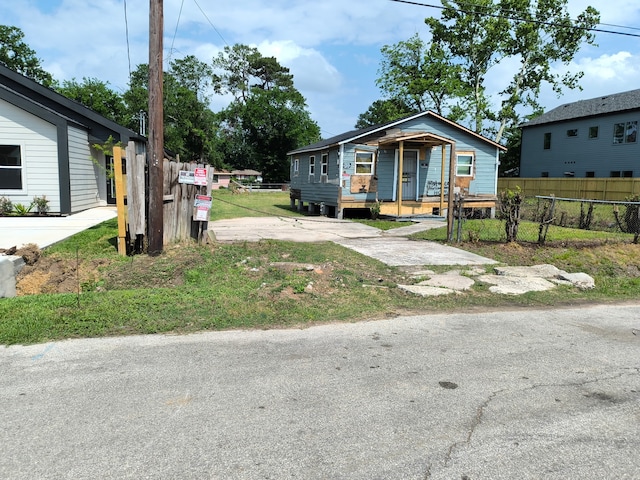 bungalow with fence and covered porch
