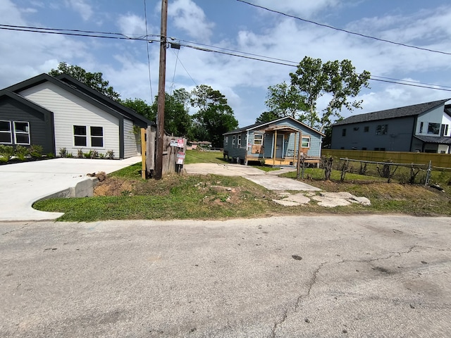 view of front facade with fence and covered porch