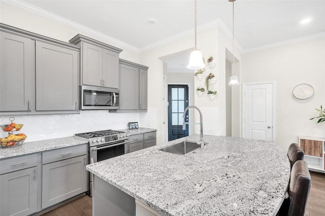 1705 Red Oak Point Dr, Houston, TX 77055 - kitchen with appliances with stainless steel finishes, gray cabinetry, a sink, dark wood-style flooring, and crown molding