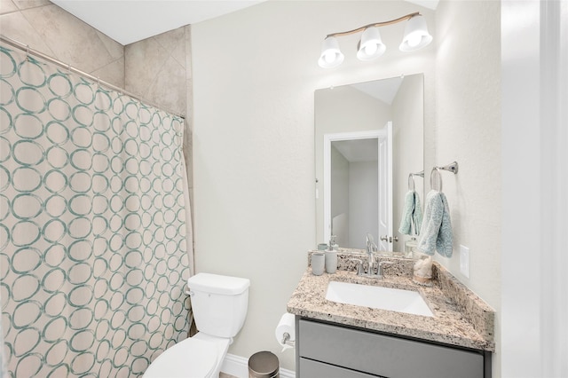 full bath with vanity, toilet, and curtained shower