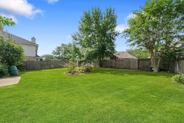 view of yard featuring a fenced backyard