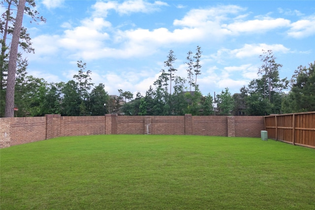view of yard featuring a fenced backyard