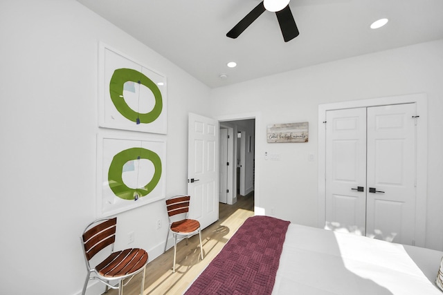 bedroom with recessed lighting, wood finished floors, a ceiling fan, and a closet