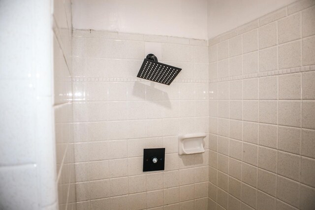 bathroom featuring a tile shower