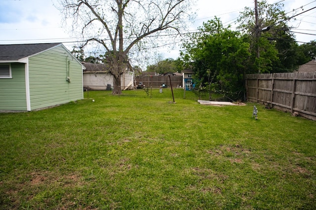 view of yard featuring a fenced backyard