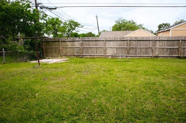 view of yard featuring a fenced backyard