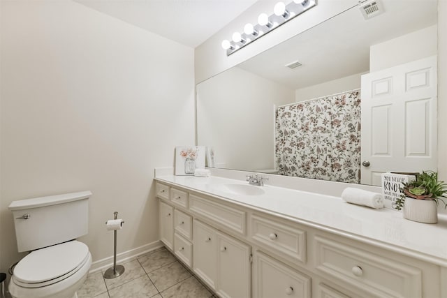 full bathroom featuring toilet, baseboards, visible vents, and vanity