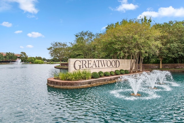 community / neighborhood sign with a water view