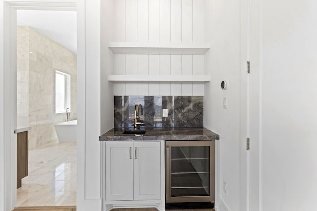11365 Beachside Dr, Galveston, TX 77554 - indoor wet bar with wine cooler and decorative backsplash