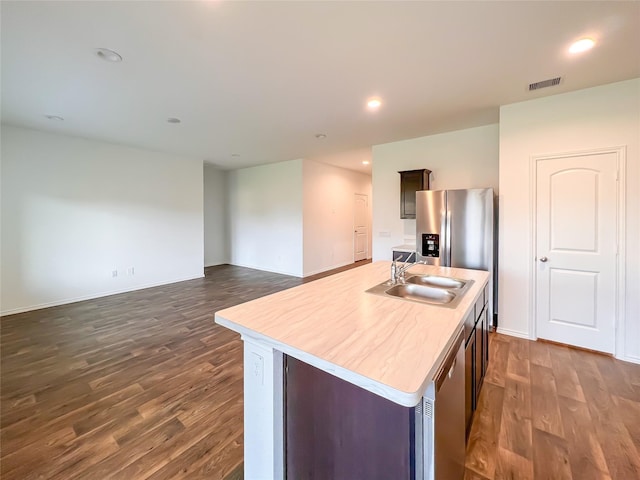 kitchen with visible vents, a sink, dark wood-type flooring, and appliances with stainless steel finishes