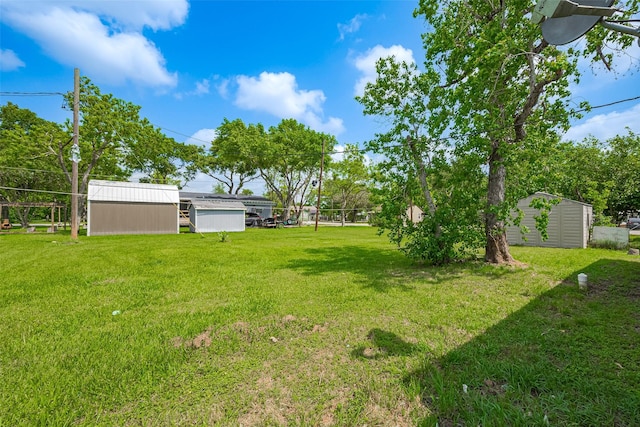 view of yard featuring an outdoor structure and a storage shed