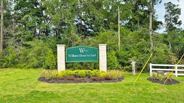 community sign with a yard