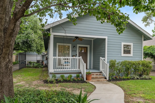view of front of property with ceiling fan, fence, and covered porch