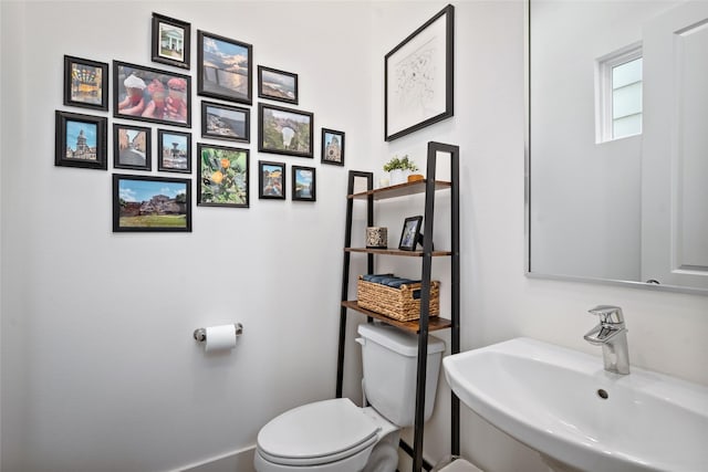 1023 Roberts St, Houston, TX 77003 - bathroom with a sink and toilet