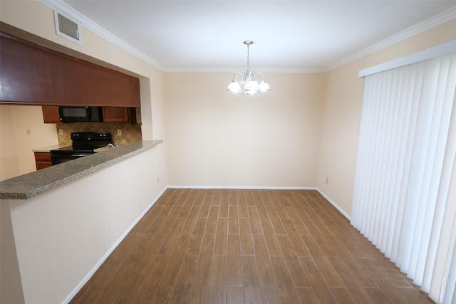 unfurnished dining area with visible vents, ornamental molding, an inviting chandelier, wood finished floors, and baseboards