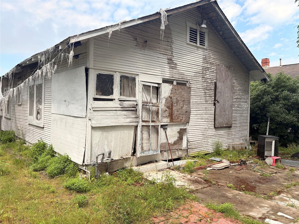 view of side of property