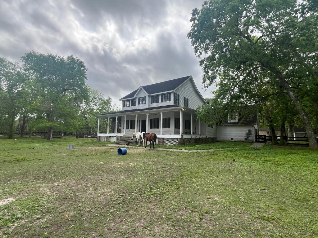 4702 Dagg Rd, Houston, TX 77048 - rear view of property featuring a lawn and a porch