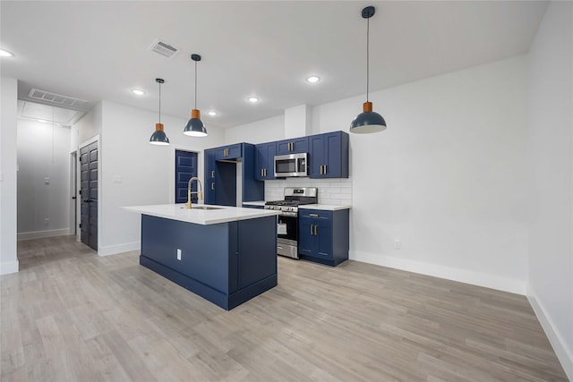 kitchen featuring blue cabinetry, a sink, baseboards, light wood-style floors, and stainless steel appliances