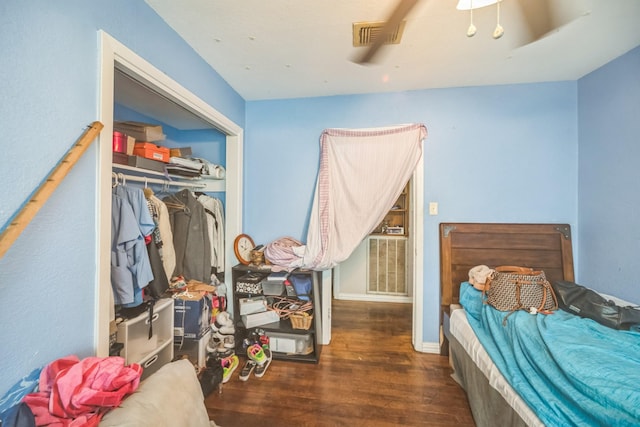 116 Chestnut St, Lake Jackson, TX 77566 - bedroom featuring visible vents, wood finished floors, and a closet