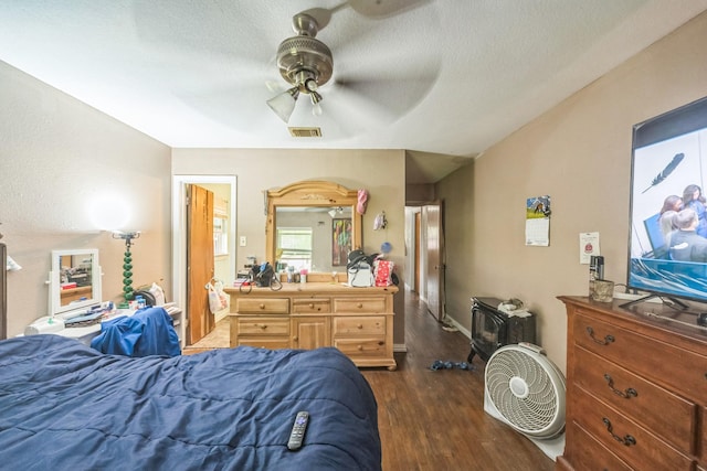116 Chestnut St, Lake Jackson, TX 77566 - bedroom with visible vents, a ceiling fan, dark wood-style flooring, and a textured ceiling