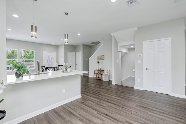 kitchen featuring visible vents, hanging light fixtures, wood finished floors, light countertops, and recessed lighting