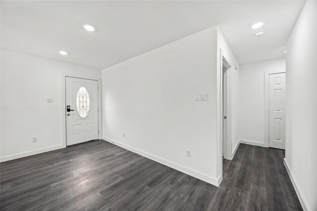 entryway featuring recessed lighting, baseboards, and dark wood-style flooring