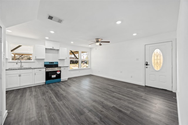 interior space with dark wood-style flooring, a ceiling fan, baseboards, recessed lighting, and visible vents