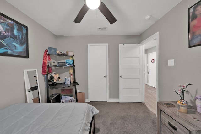 bedroom with carpet floors, baseboards, visible vents, and ceiling fan