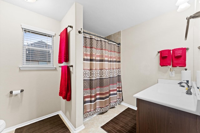 full bath with vanity, baseboards, toilet, and a shower with curtain