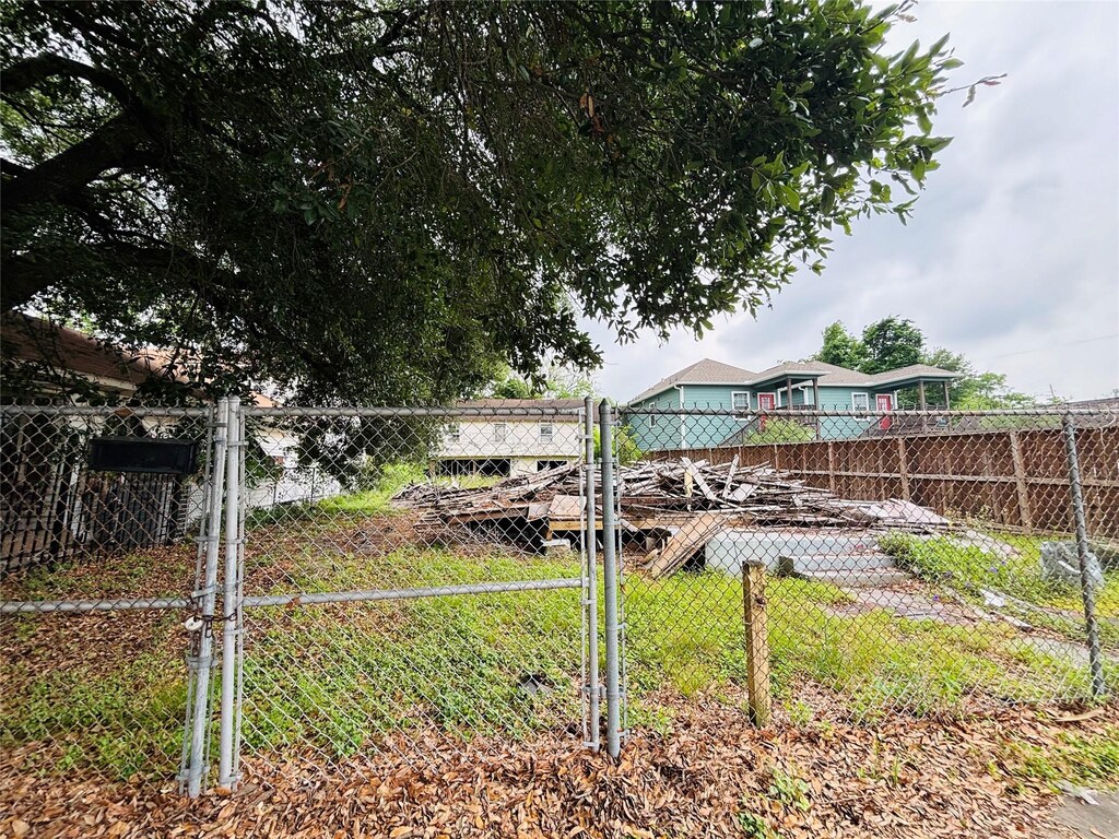 7820 Canal St, Houston, TX 77012 - photo 1