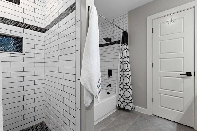 bathroom with tiled shower / bath and baseboards